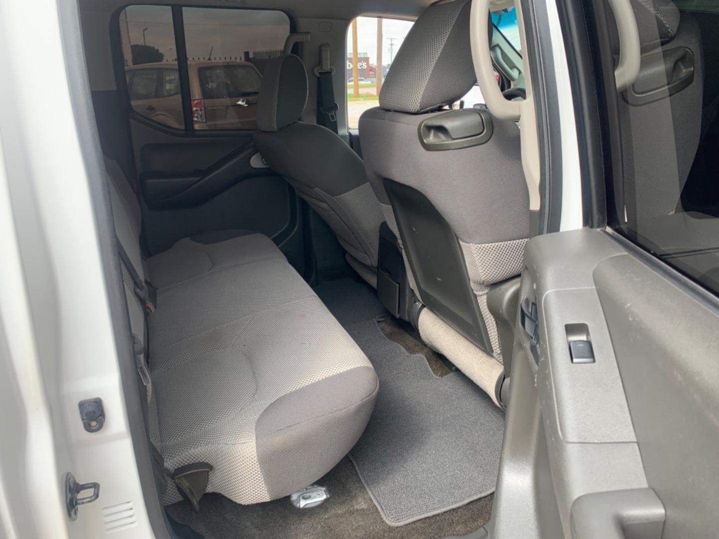 2012 White Suzuki Equator Sport Crew Cab 2WD (5Z61D0ER4CC) with an 4.0L V6 DOHC 24V engine, Automatic transmission, located at 1830 North Belt Line Road, Irving, TX, 75061, (469) 524-0199, 32.834373, -96.993584 - Photo#9